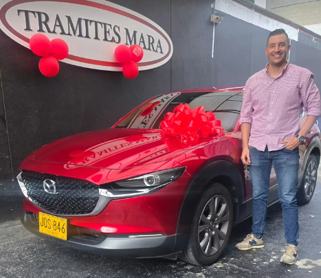 Entrega de vehículo a cliente de Trámites Mara